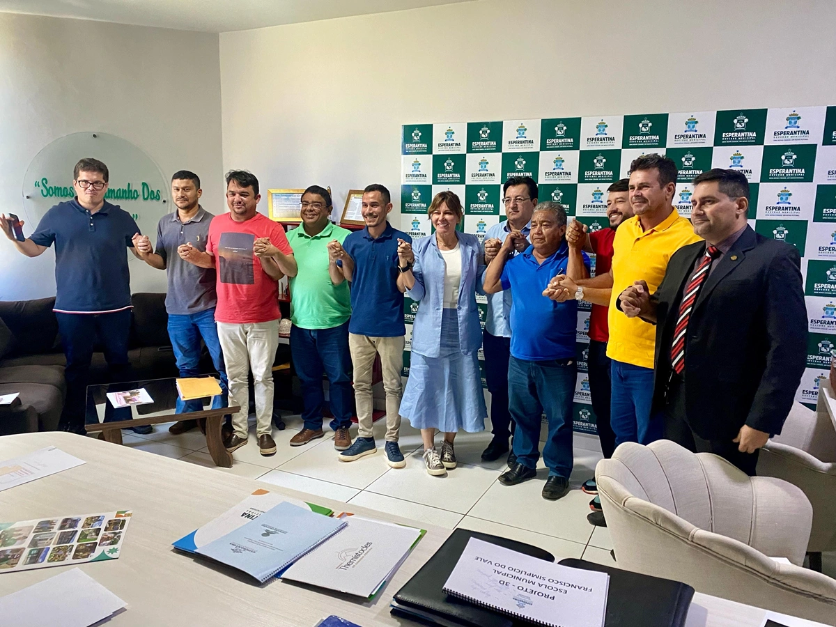 Os secretários municipais em reunião coma prefeita de Esperantina
