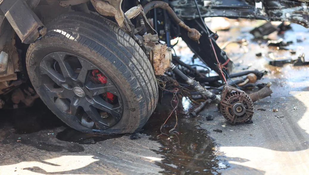 Peças destruídas do carro