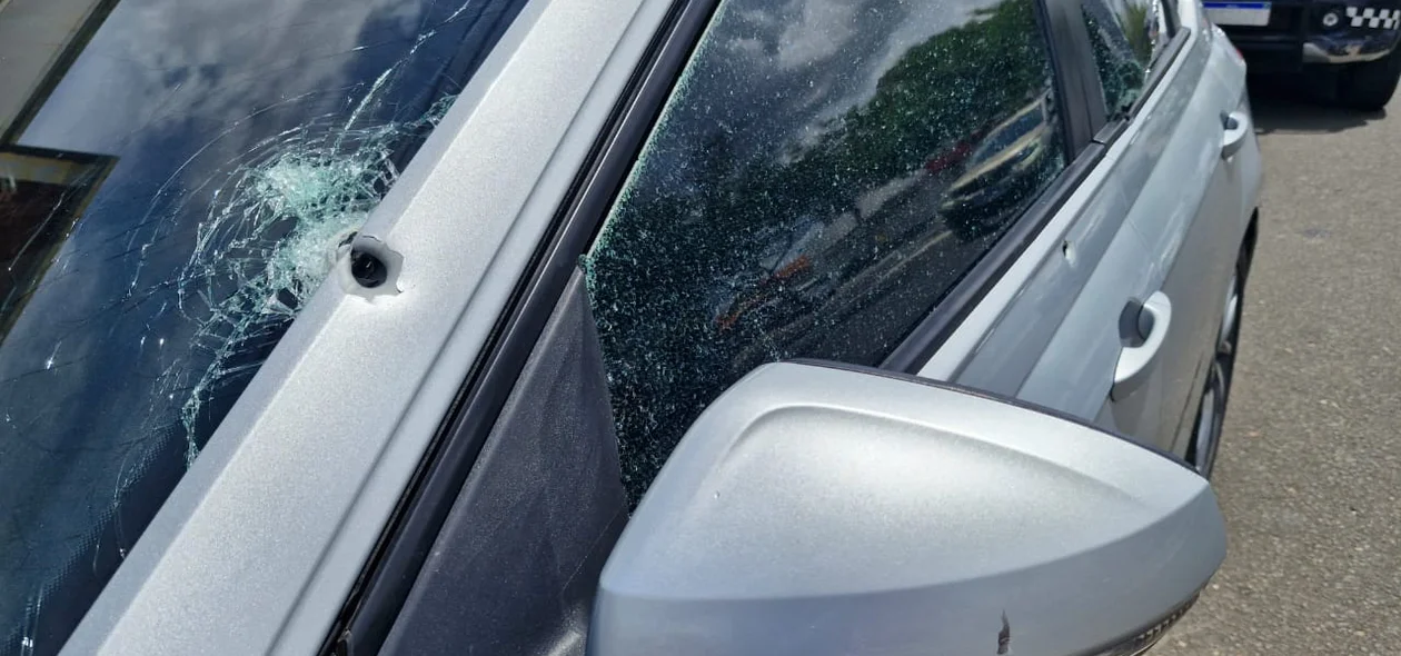Pelo menos seis tiros atingiram o veículo