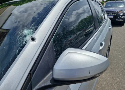 Pelo menos seis tiros atingiram o veículo