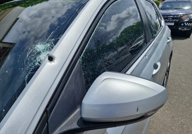 Pelo menos seis tiros atingiram o veículo