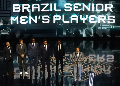 Pentacampeões do Mundo em 2002 recebem o prêmio em nome da Seleção Brasileira