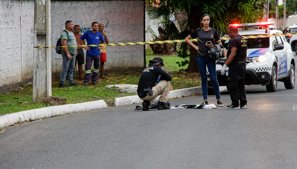 Polícia civil no local do acidente