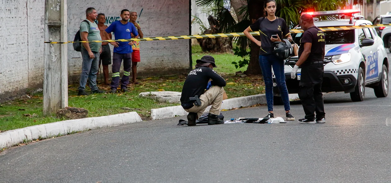 Polícia civil no local do acidente