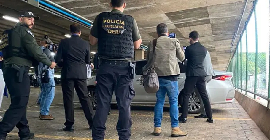 Polícia Federal após realizar busca no gabinete de Ramagem