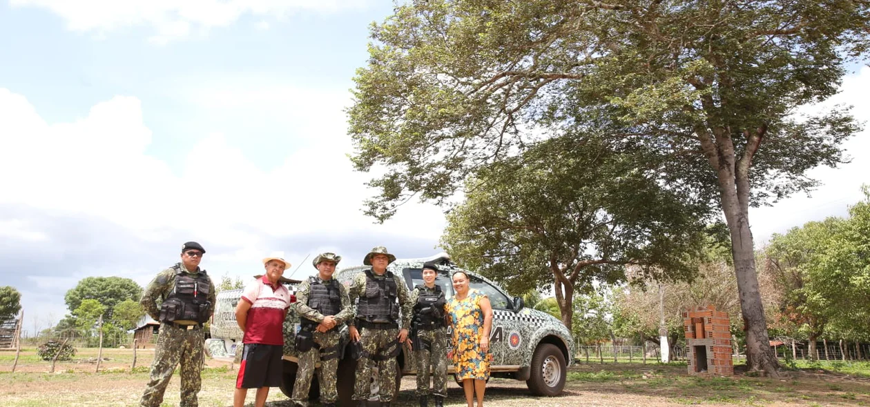 Policiais da BPA e família que resgatou jaguatirica
