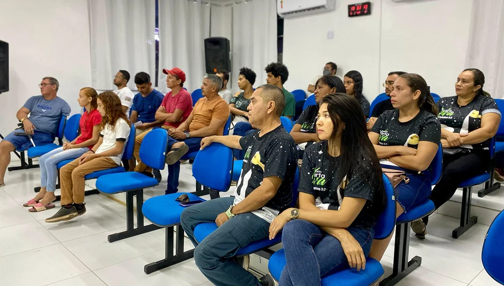 População local durante a reunião em Esperantina