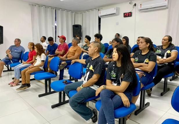 População local durante a reunião em Esperantina