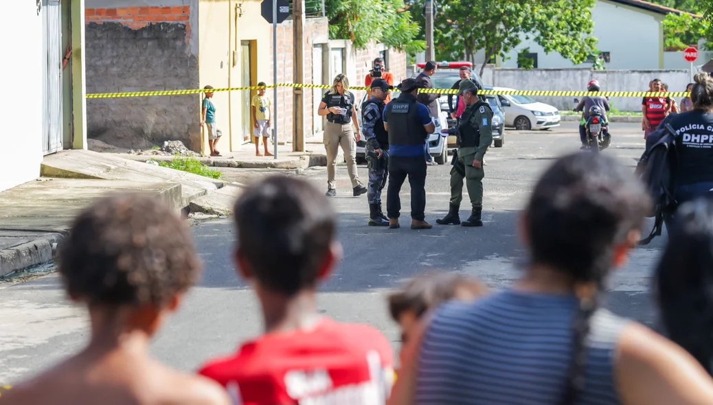 Populares da localidade acionaram a polícia após encontrarem a vítima sem vida