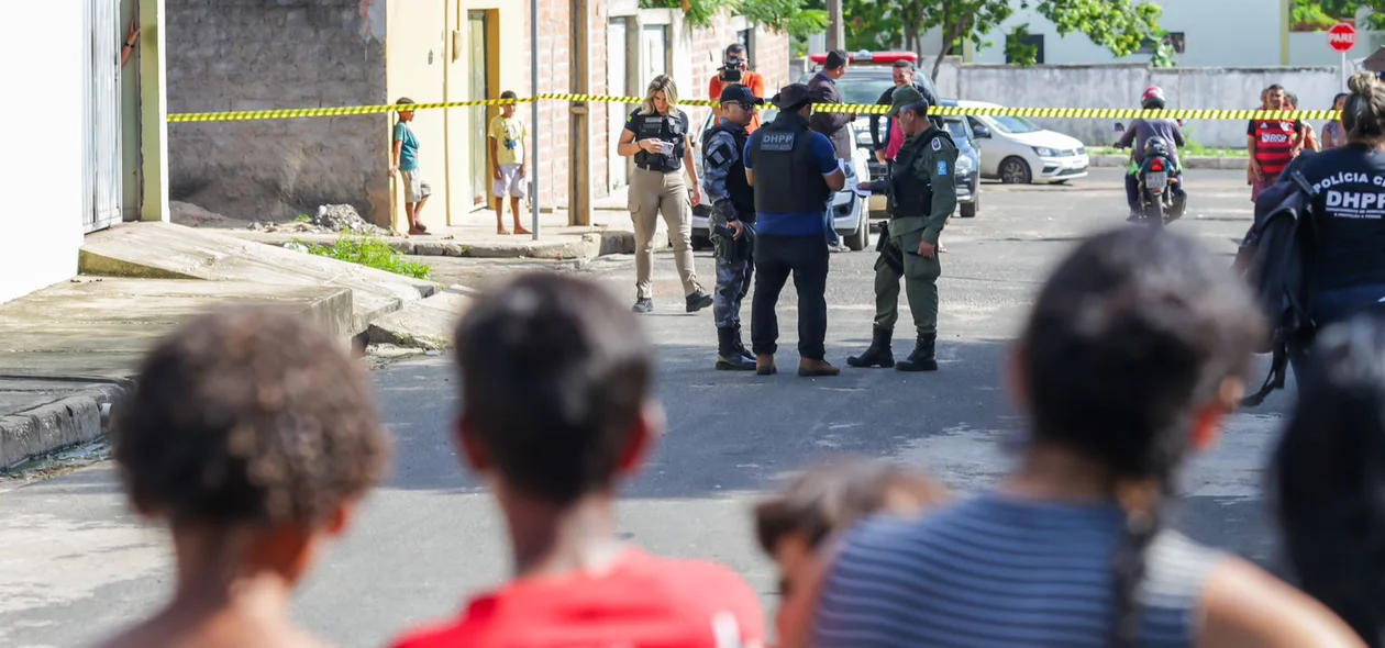 Populares da localidade acionaram a polícia após encontrarem a vítima sem vida
