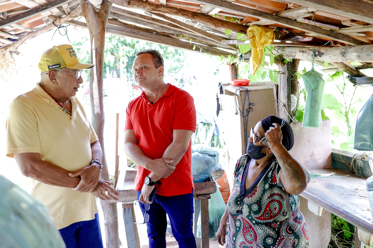 Prefeito Dr. Pessoa, vereador Roberval Queiroz e moradora da zona sudeste