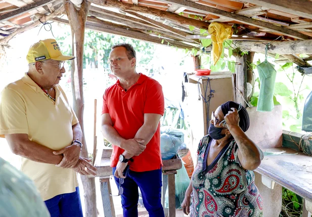 Prefeito Dr. Pessoa, vereador Roberval Queiroz e moradora da zona sudeste