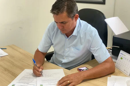 Prefeito Hilton Gomes assina contrato para construção de creche na zona rural de Jatobá do Piauí