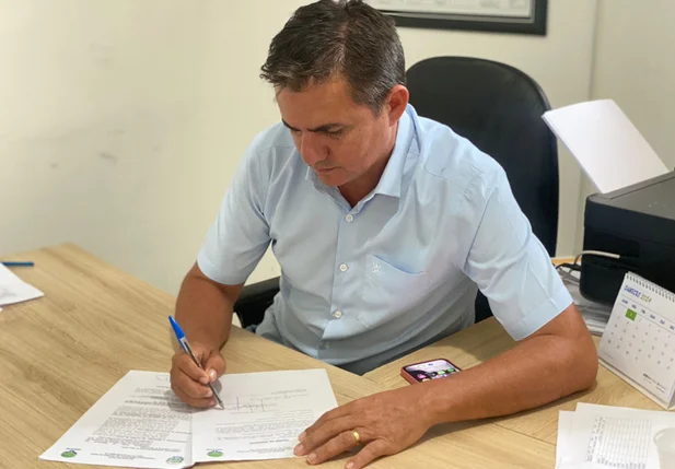 Prefeito Hilton Gomes assina contrato para construção de creche na zona rural de Jatobá do Piauí