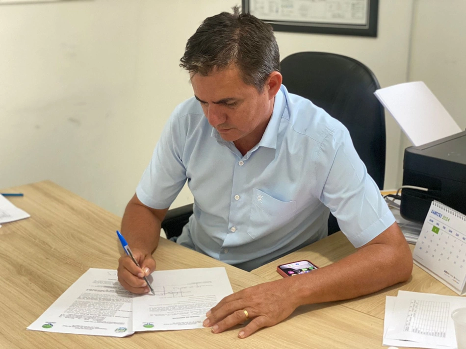 Prefeito Hilton Gomes assina contrato para construção de creche na zona rural de Jatobá do Piauí