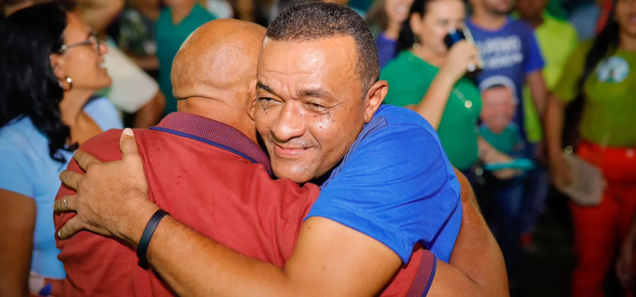 Professor Adriano com a população