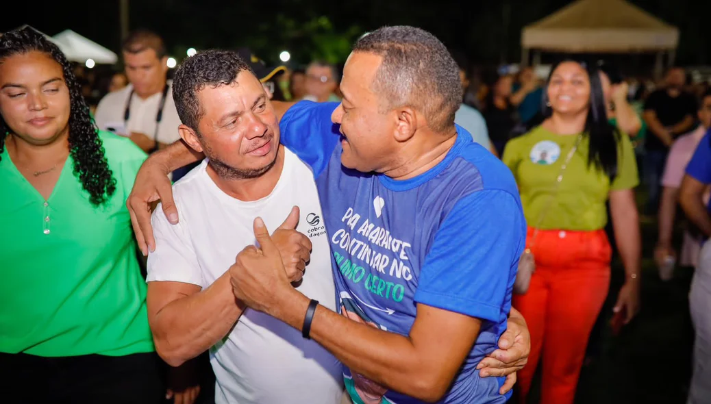 Professor Adriano recebendo abraços dos presentes