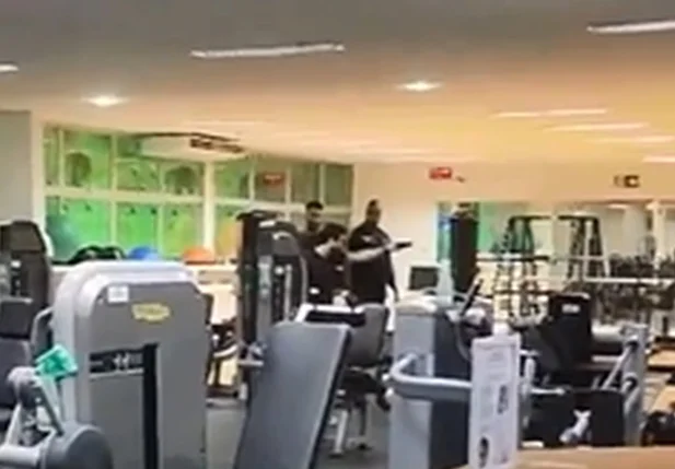 Promotor de Justiça saca arma e ameaça homem dentro de academia em PE