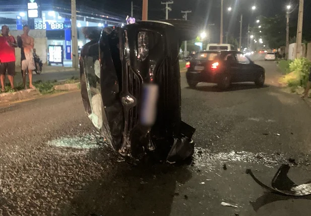 Renault Kwid virou após bater em traseira de carro