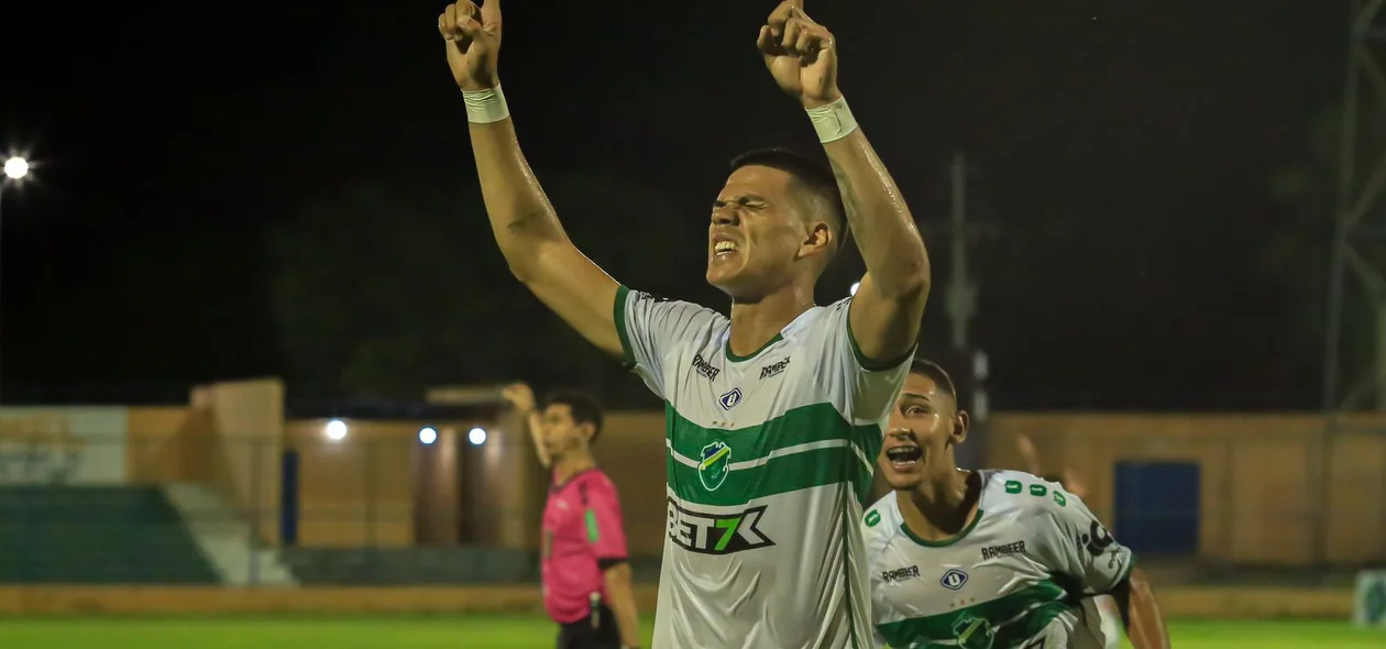 Rhuann comemorando gol nos últimos minutos contra o Picos
