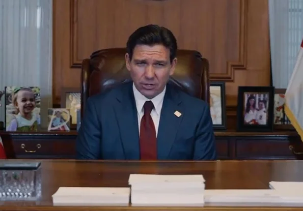 Ron DeSantis durante o anúncio da desistência de candidatura à presidência dos EUA