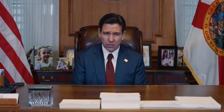 Ron DeSantis durante o anúncio da desistência de candidatura à presidência dos EUA