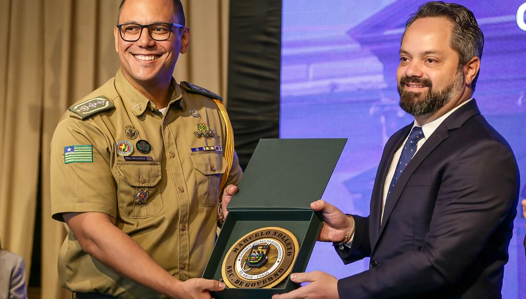 Secretário de Governo, Marcelo Noleto sendo homenageado durante solenidade