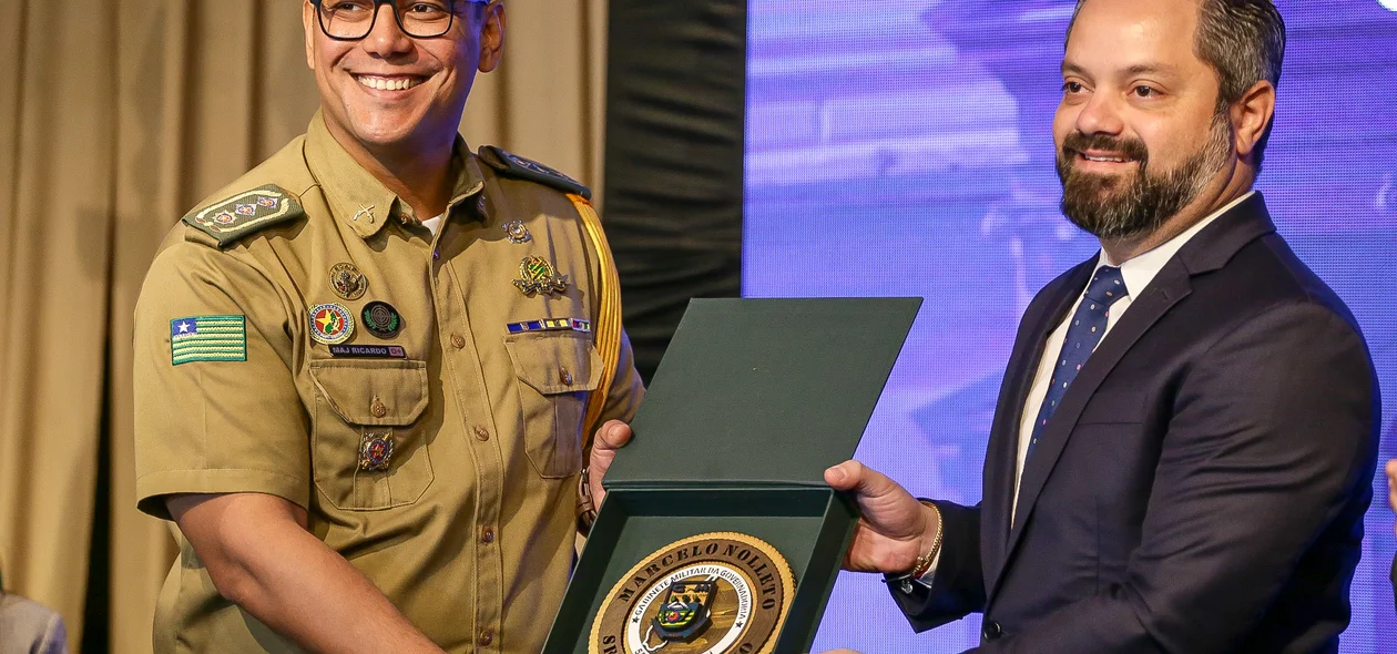 Secretário de Governo, Marcelo Noleto sendo homenageado durante solenidade