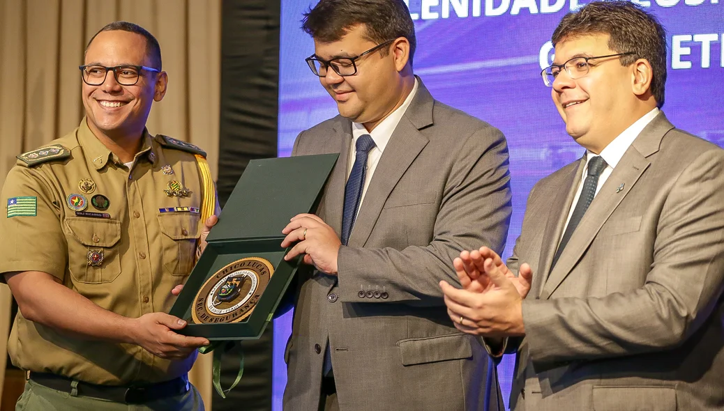 Secretário de Segurança, Chico Lucas sendo homenageado durante solebidade