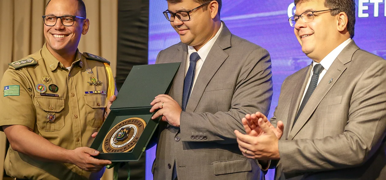 Secretário de Segurança, Chico Lucas sendo homenageado durante solebidade