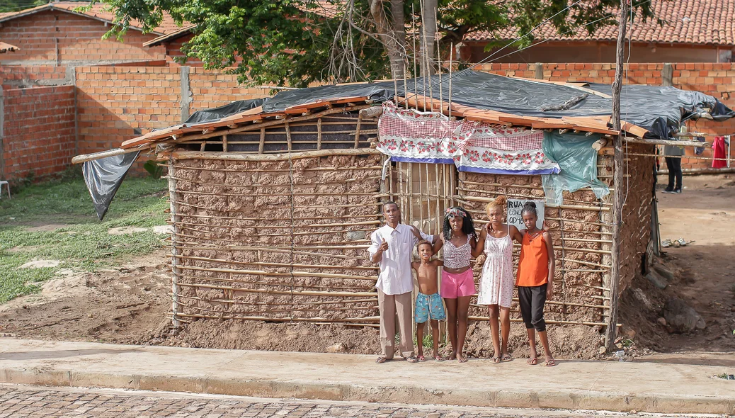 Seu Carlos e seus filhos em sua residência