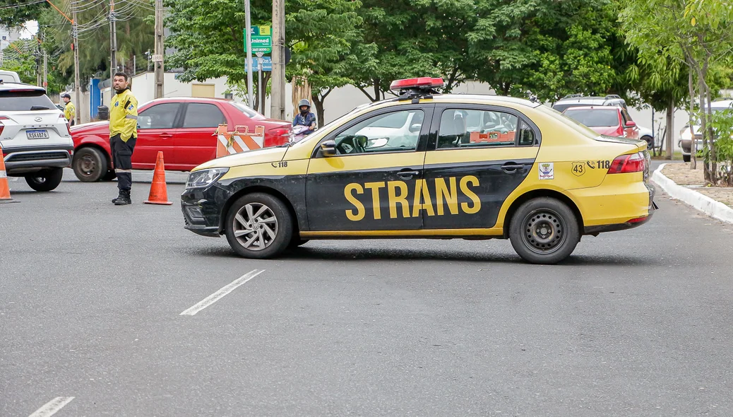 Strans no local para ajudar o transito
