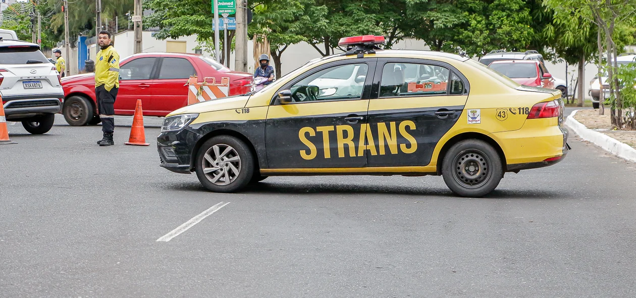 Strans no local para ajudar o transito