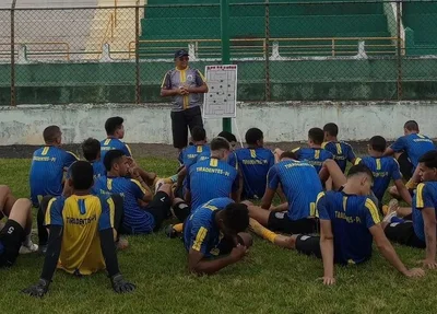 Técnico do Sub-20 Tiradentes passando orientações para seus jogadores
