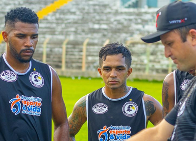 Técnico Fernando Agostini dando orientações para os jogadores do Corisabbá