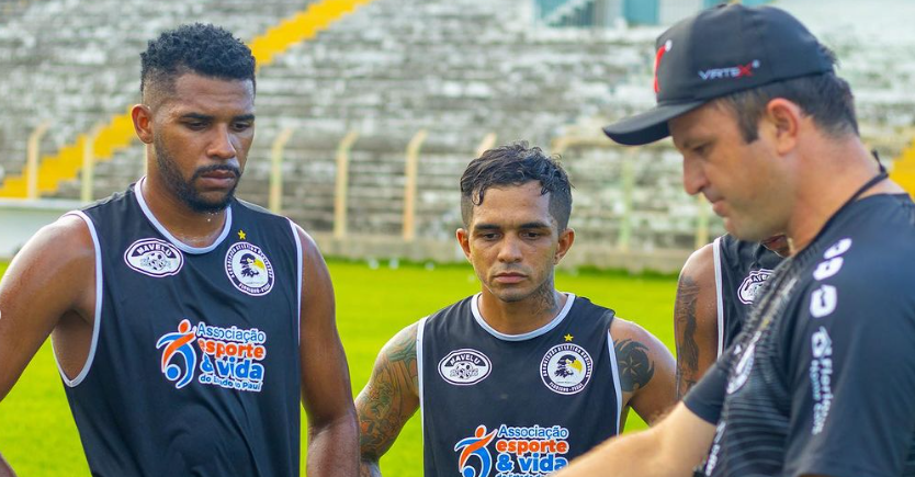 Técnico Fernando Agostini dando orientações para os jogadores do Corisabbá