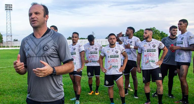 Técnico Fernando Agostini e alguns atletas do Corisabbá