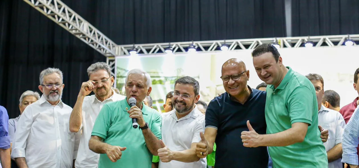 Themístocles Filho discursando no palanque