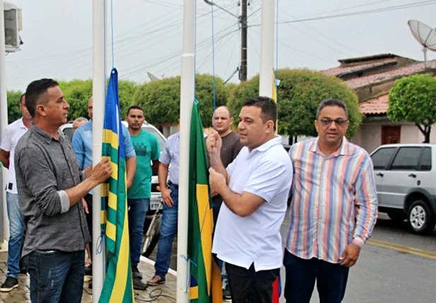 Toninho de Caridade no hasteamento das bandeiras