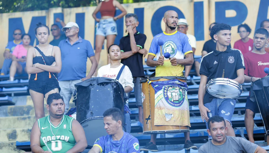 Torcedores presentes no Lindolfo Monteiro