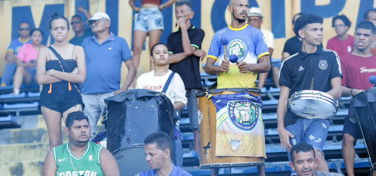 Torcedores presentes no Lindolfo Monteiro