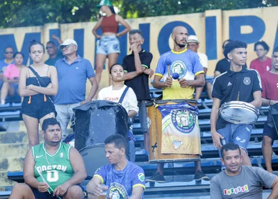 Torcedores presentes no Lindolfo Monteiro