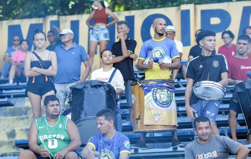 Torcedores presentes no Lindolfo Monteiro