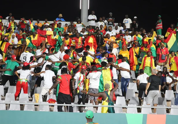 Torcida do Guiné comemora vitória da seleção durante Copa das Nações Africanas