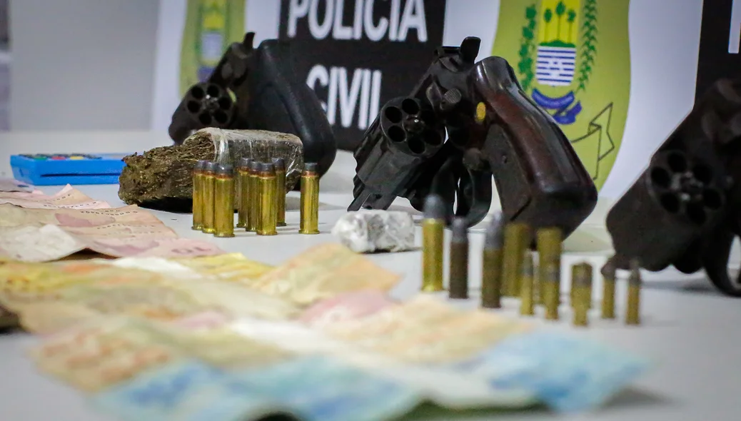Três armas de fogo foram apreendidas