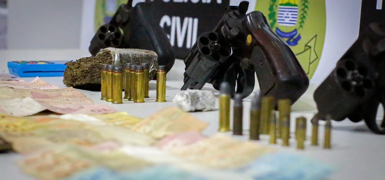 Três armas de fogo foram apreendidas