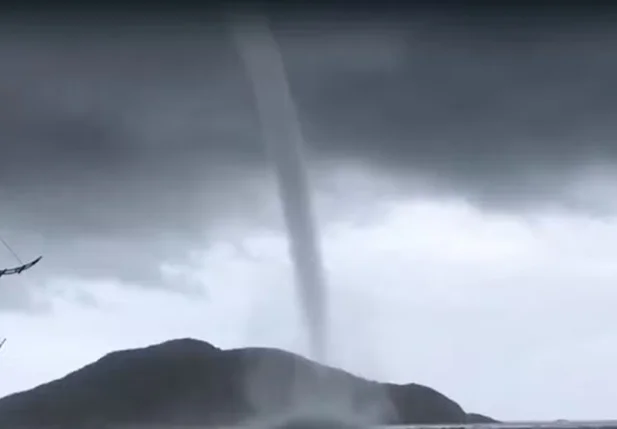 Tromba d'água na Praia do Santinho, em Florianópolis