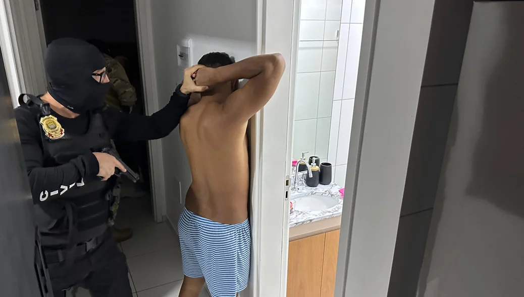 Um dos presos durante a operação