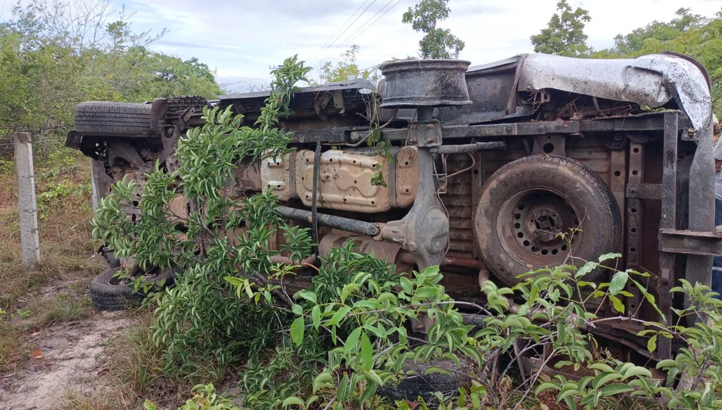 Veículo capotou na BR 343