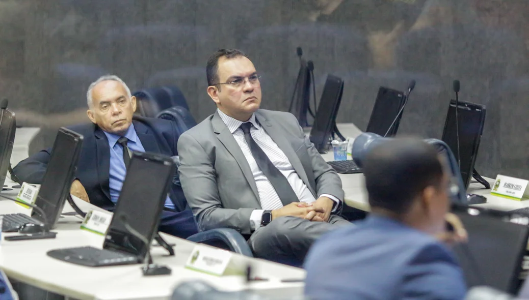 Vereadores na sessão extraordinária